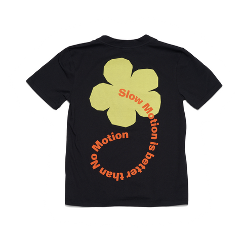 Women's t-shirt in Black with a regular fit and brushed finish. Flower print on the back with the text  'Slow Motion is better than No Motion'. Made in an Organic Cotton & Recycled Polyester blend with Odeur-free tech.